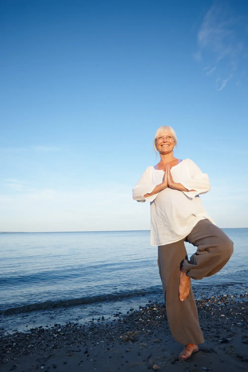 Frau, Meditation und Denken für Yoga am Meer mit ganzheitlicher Betreuung, spirituellem Wohlbefinden und Achtsamkeit